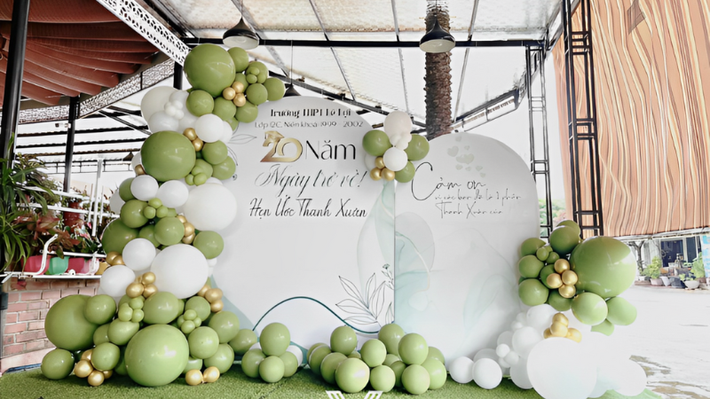 Backdrop họp lớp 20 năm concept xanh