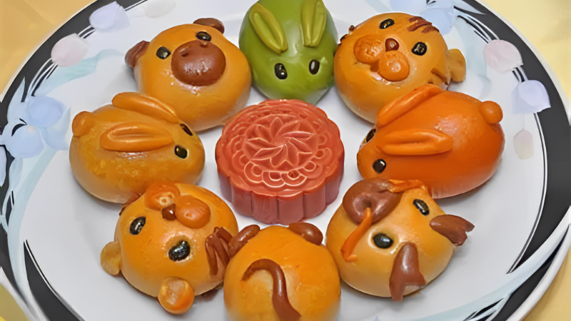 Bánh nướng, bánh dẻo với hình thù đáng yêu, phù hợp với set quà Trung thu cho bé Bánh nướng, bánh dẻo với hình thù đáng yêu, phù hợp với set quà Trung thu cho bé