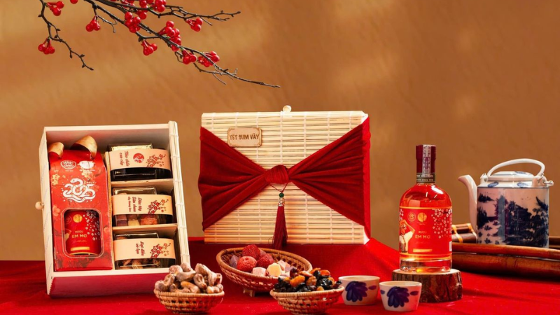 Họa tiết linh vật v&agrave; hoa mai được l&agrave;m mới tr&ecirc;n thiết kế bao b&igrave; qu&agrave; Tết đương đại