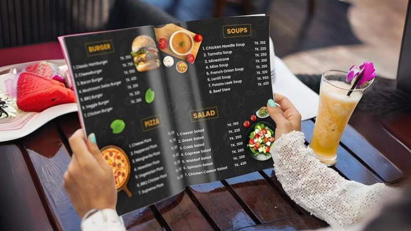 Khách hàng dễ dàng gọi món với mẫu menu cầm tay