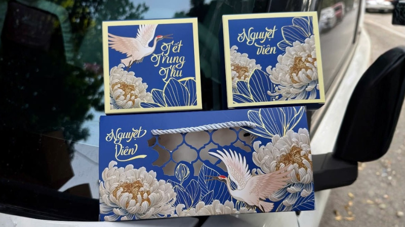 Mẫu hộp 2 b&aacute;nh Trung Thu doanh nghiệp kiểu d&aacute;ng quai x&aacute;ch tiện lợi cho nh&acirc;n vi&ecirc;n