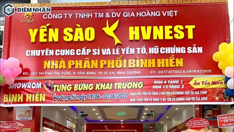 Sự kết hợp màu sắc hài hòa làm cho bảng hiệu bán yến của bạn trở nên thu hút