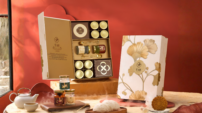 Set hộp Trung Thu premium kết hợp b&aacute;nh nướng, tr&agrave; mạn v&agrave; đặc sản v&ugrave;ng miền