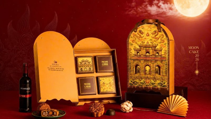 Set hộp b&aacute;nh Trung Thu phối c&ugrave;ng rượu vang t&ocirc;n vinh đẳng cấp người nhận