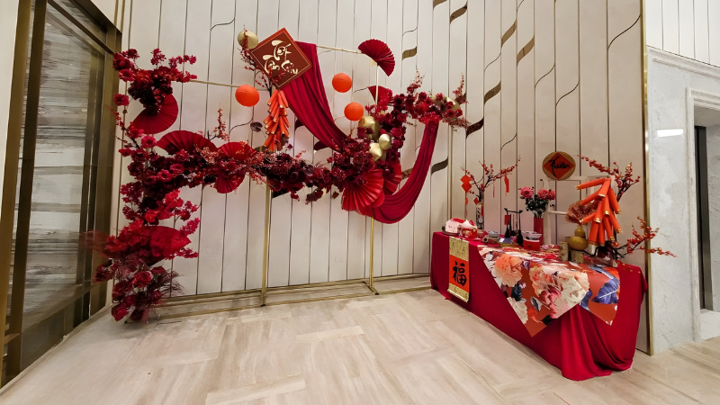 Trang tr&iacute; Tết văn ph&ograve;ng với giấy xếp đỏ, quạt tinh tế
