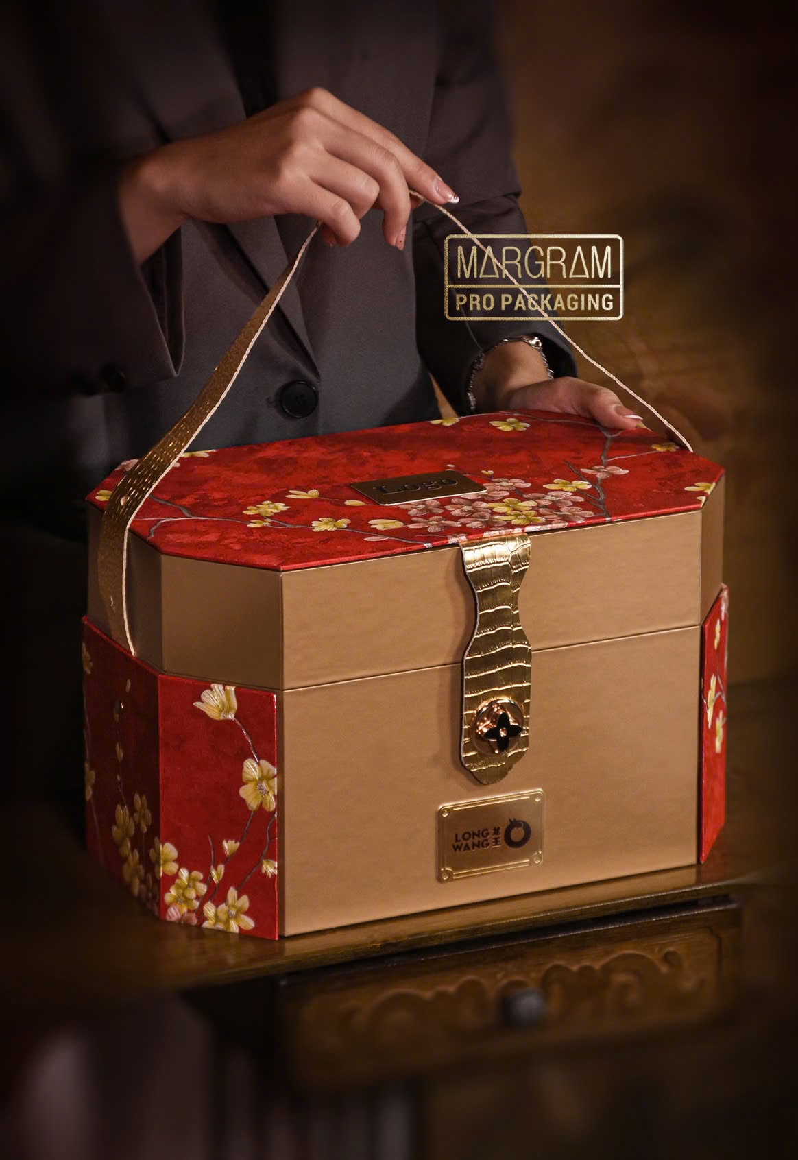 Cận cảnh g&oacute;c bồi, m&eacute;p hộp v&agrave; bề mặt giấy của hộp qu&agrave; Tết cao cấp